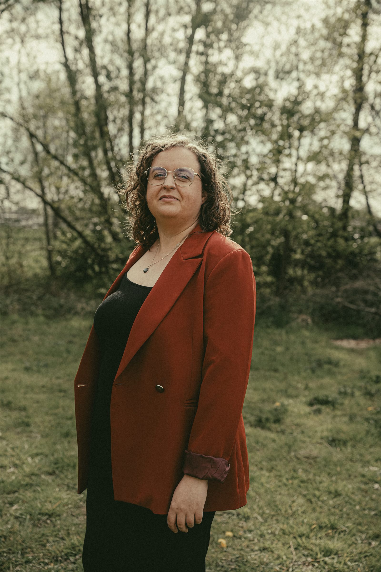 Florette Vervloet in een rode blazer in de natuur