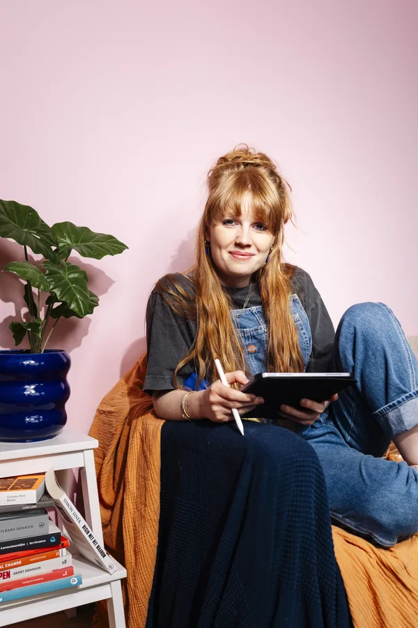 Klant van Florette Vervloet: onderneemster met een tablet op de bank