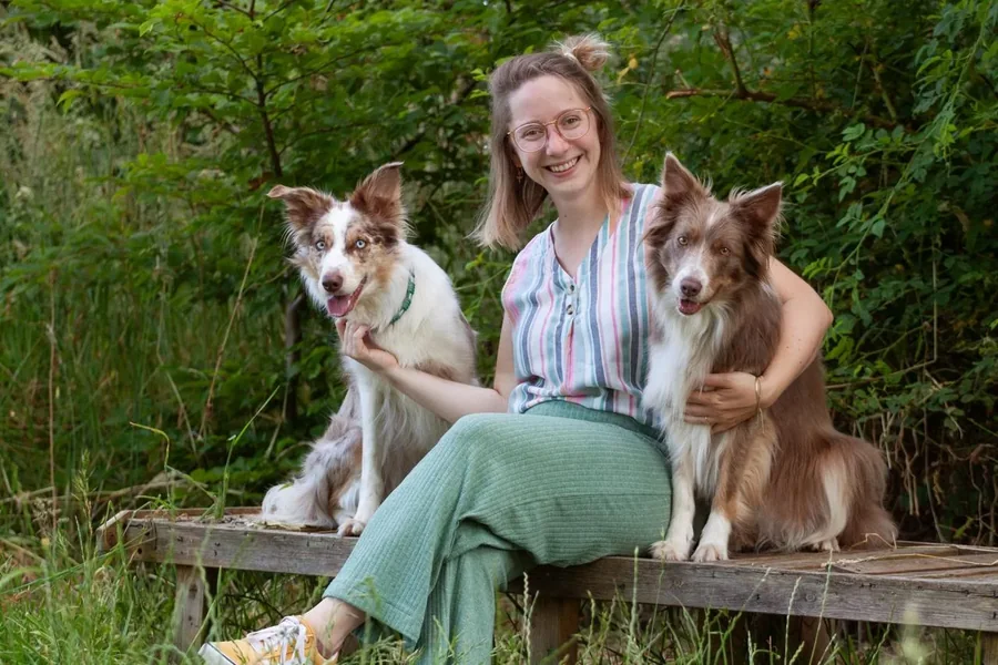 Klant van Florette Vervloet: onderneemster op een bank met twee bordercollies