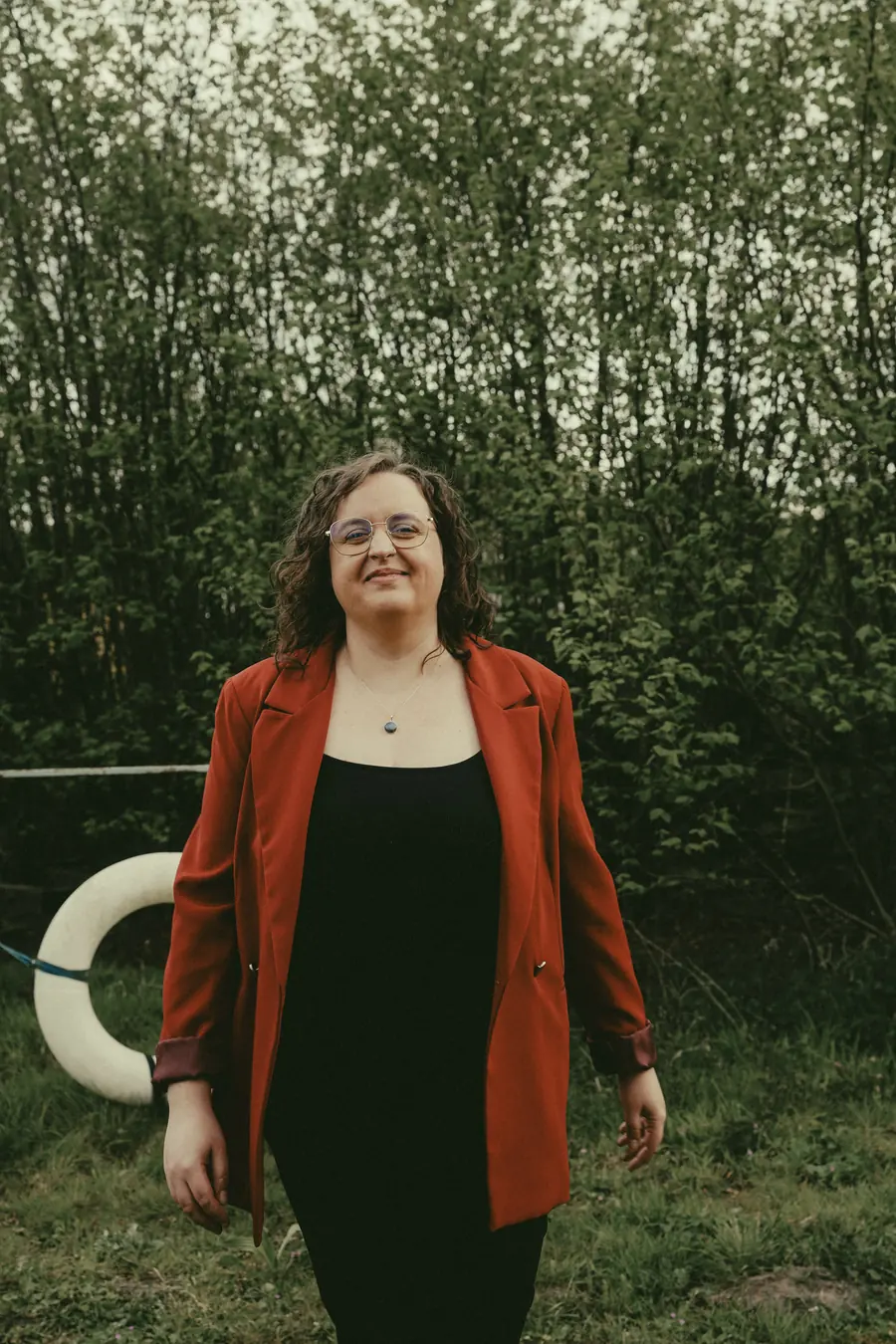 Florette in een rode blazer in de tuin